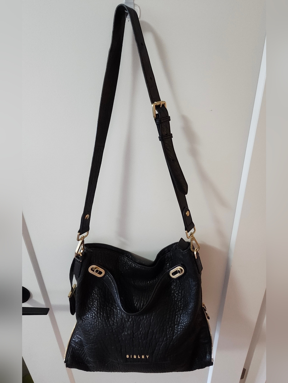 Want a new luxury handbag for fall? Look at this gorge Sisley Black Leather hobo
